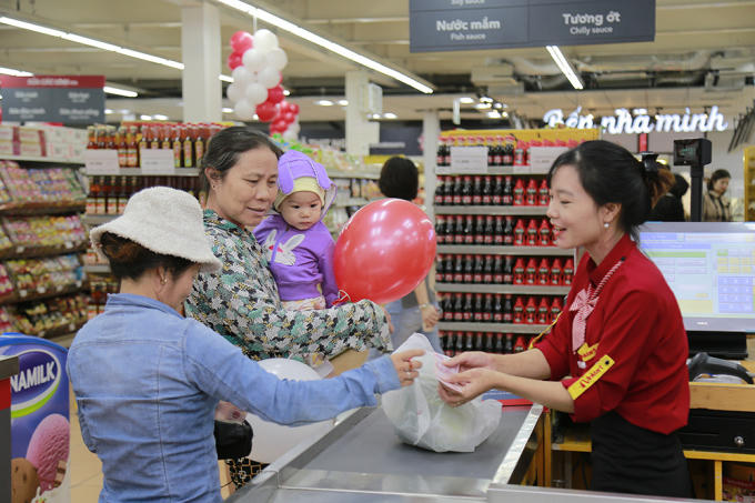 Hầu hết khách hàng tới mua sắm đều thấy bất ngờ và phản hồi tích cực trước sự diện mạo hoàn toàn mới của 23 siêu thị Fivimart trước đây.