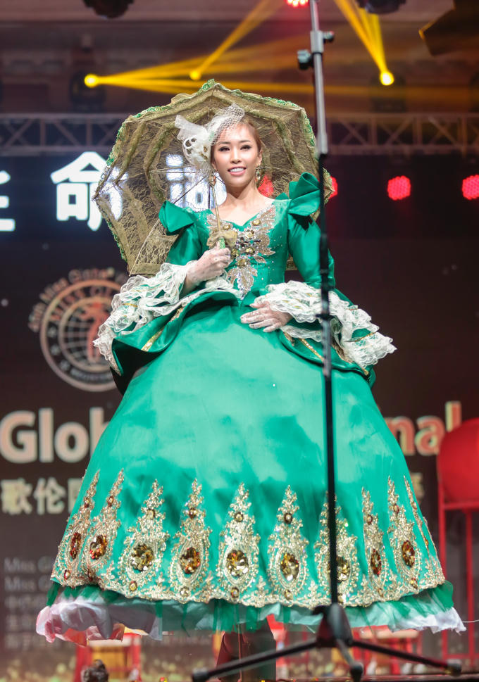 Trang phục được đặt thiết kế riêng.