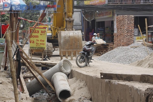Đá, cát, cống, sắt thép ngổn ngang, trong khi theo quan sát của phóng viên thì không thấy bóng dáng công nhân thi công con đường.