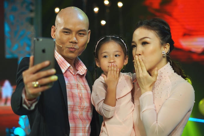 Bà xã Phan Đinh Tùng phá lệ cầm mic cùng chồng tại Sài Gòn Đêm Thứ 7