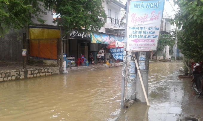 Nước ngập tại đường 19/5, tổ 1 Phường Vĩnh Hiệp cản trở việc đi lại của người dân.