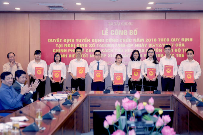 Thứ trưởng Bộ Tài chính Đỗ Hoàng Anh Tuấn trao quyết định tuyển dụng công chức cho các thí sinh trúng tuyển. Ảnh: H.Thọ