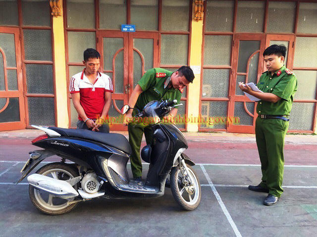 Cường xông đến bóp cổ vợ đến ngất xỉu rồi dùng dây buộc rèm, dây sạc điện thoại thắt cổ chị Dương cho đến chết. (Ản: báo Công an Ninh Bình)