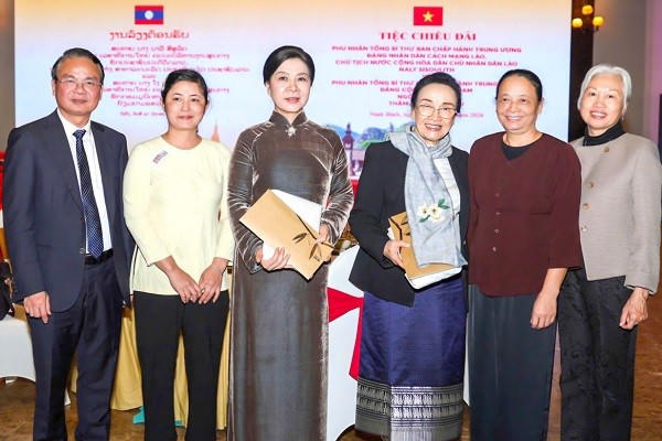 Phu nhân Tổng Bí thư hai nước Việt - Lào và Bí thư Tỉnh ủy Ninh Bình Đặng Xuân Phong chụp ảnh lưu niệm cùng các nghệ nhân làng nghề.