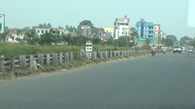 Cột và cạnh sắc của hộ lan quay vào lòng đường.