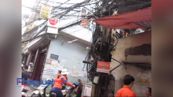 Những đường đây điện chằng chịt trên đầu người dân nội đô.