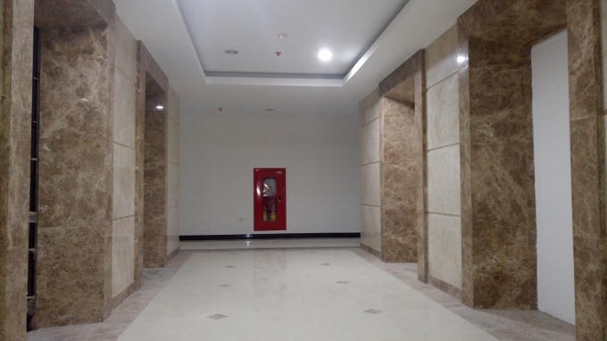 Mặt ngoài thang đá được ốp đá, hộp phòng cháy chữa cháy đã hoàn thiện đồng bộ tại tòa Ruby 4 Khu Ruby. Theo chủ đầu tư, nhà thầu Delta luôn đặt yếu tố chất lượng, thẩm mỹ lên hàng đầu nên ngay khi thi công xong, khâu làm sạch sau xây dựng đều được triển khai rất đồng bộ để chờ đón cư dân vào ở ngay.