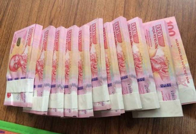 Mặc dù quy định mỗi cá nhân chỉ được mua 5 tờ tiền lưu niệm nhưng nhiều người vẫn mua đi bán lại được số lượng lớn để bán ra ngoài thị trường khi có cầu