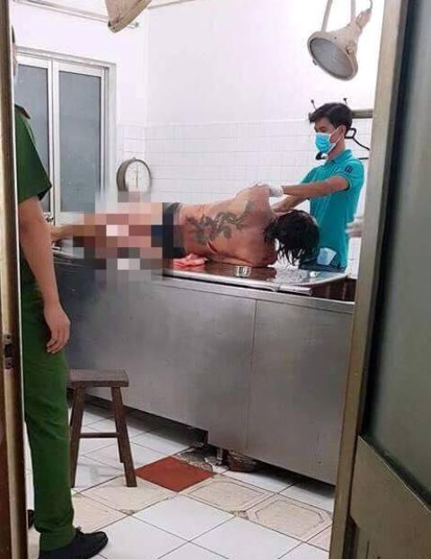 Lực lượng chức năng tiến hành khám nghiệm tử thi. (Ảnh: Dân Trí)