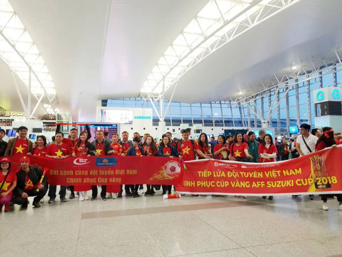 C&aacute;c CĐV đ&atilde; chuẩn bị cờ đỏ sao v&agrave;ng, băng r&ocirc;n khẩu hiệu, sẵn s&agrave;ng