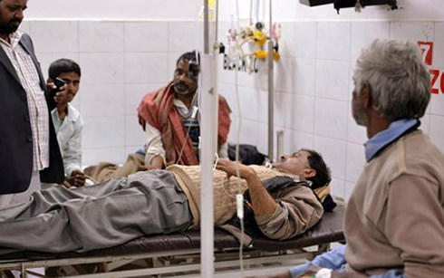 Một nạn nhân đang được cấp cứu tại Bệnh viện do ngộ độc rượu. (Ảnh: AFP)