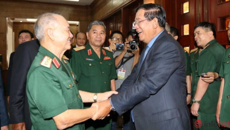Thủ tướng Hun Sen và Đại tướng Phạm Văn Trà - nguyên Bộ trưởng Bộ Quốc phòng.