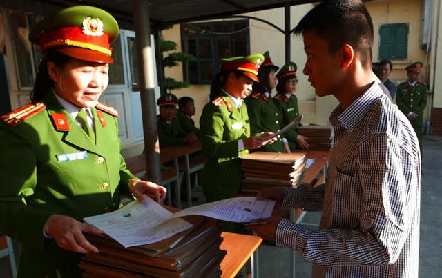 Sau phần công bố quyết định đặc xá của Chủ tịch nước, ban tổ chức đã thực hiện các thủ tục khác để trả tự do cho phạm nhân. Trong đó, các phạm nhân được cấp giấy chứng nhận đặc xá, được cấp chi phí tàu xe về quê và quần áo mới.