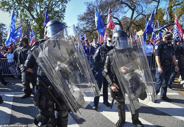 Lực lượng an ninh trong trang phục bảo hộ đảm bảo an ninh trong cuộc tuần hành.