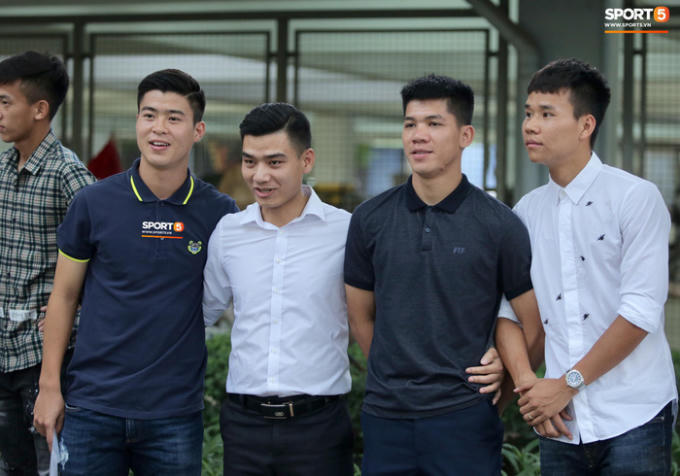 Duy Mạnh chọn áo phông với tông màu xanh tím nam tính.