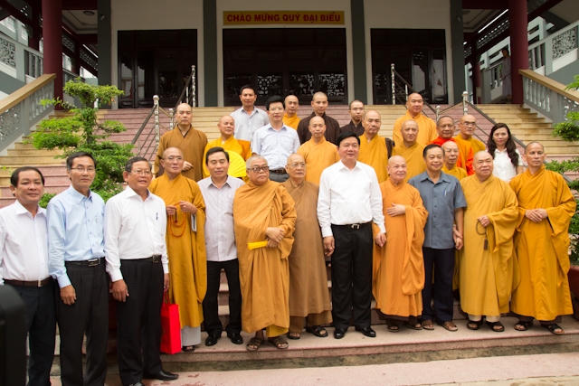 Bí thư Thành ủy Đinh La Thăng chúc mừng Giáo hội Phật giáo Việt Nam nhân Đại lễ Phật đản 2016