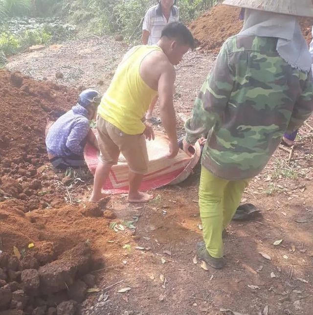 Anh Lê Anh Tuân (mặc áo vàng), người đã ngăn cản kẻ sát nhân truy sát con trai nạn nhân.