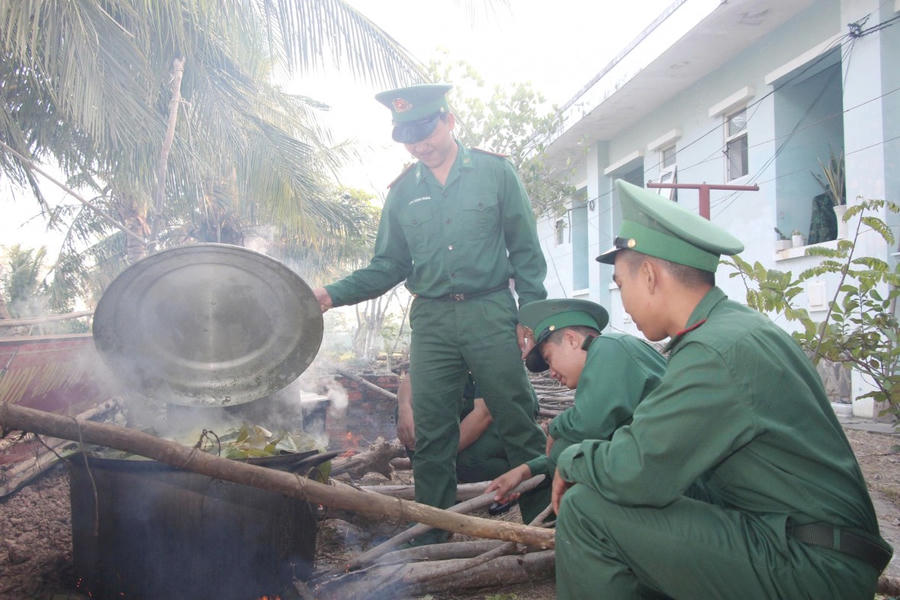 Hoạt động gói bánh tét ngày Xuân tại Đồn Biên phòng Gành Hào góp phần thắt chặt tình đoàn kết quân – dân, lan tỏa không khí Tết ấm áp nơi vùng biển biên giới.