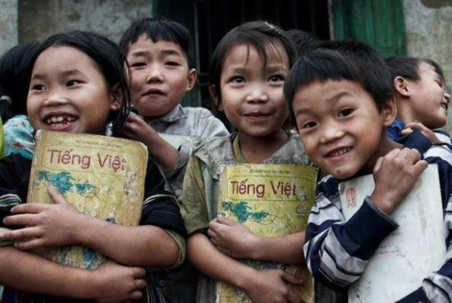 Trẻ em vùng dân tộc và trẻ em thuộc các hộ nghèo cần được ưu tiên để phát triển. Ảnh minh họa