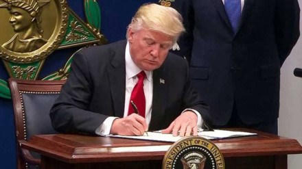 Tổng thống Donald Trump ký sắc lệnh cấm nhập cảnh. (Ảnh: Reuters)
