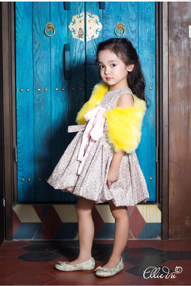Cá tính với áo choàng lông “sang chảnh” tại EllieVu Boutique.