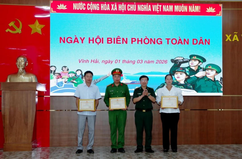 Đại tá Hà Huy Trường - Phó cCính ủy BĐBP TP Cần Thơ trao giấy khen cho các tập thể cá nhân