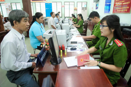 Người dân làm thủ tục cấp CMND tại Phòng Cảnh sát quản lý hành chính về trật tự xã hội Công an TP HCM Ảnh: HOÀNG TRIỀU