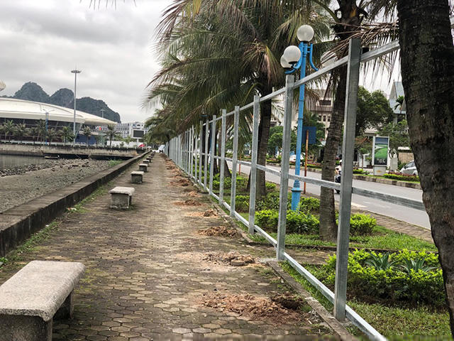 Vỉa hè bị quây rào, chuẩn bị thi công mở rộng con đường bao biển. Ảnh: Phạm Công.