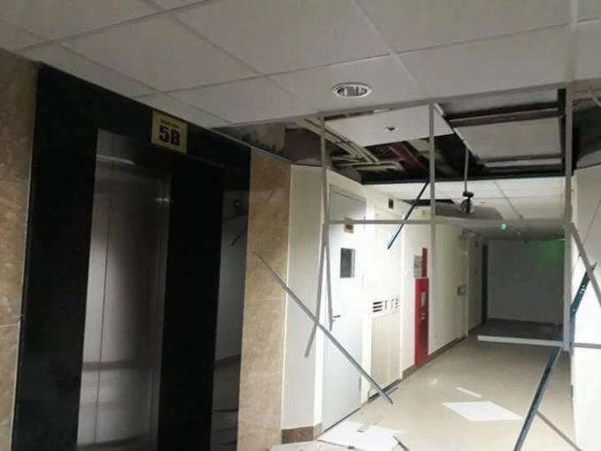 Hiện trường những mảng trần bị rơi xuống tại tòa nhà Gemek Tower.