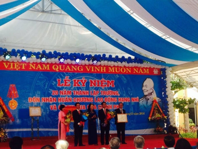 Thứ trưởng Bộ Giáo dục và Đào tạo Nguyễn Thị Nghĩa trao bằng khen cho trường THPT Chuyên Võ Nguyên Giáp