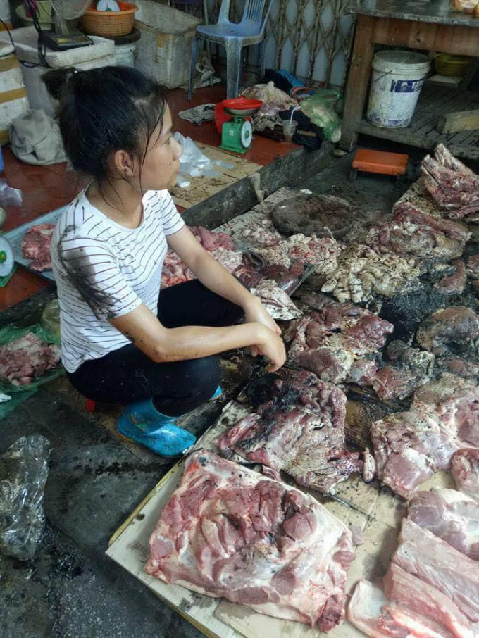 Hình ảnh quần áo chị Xuyên bị chất thải hắt vào. Ảnh: Facebook.