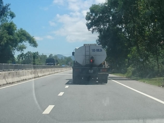Theo phán đoán của một cán bộ CSGT tỉnh Thừa thiên - Huế thì chiếc xe này không phải là xe chở xăng dầu.