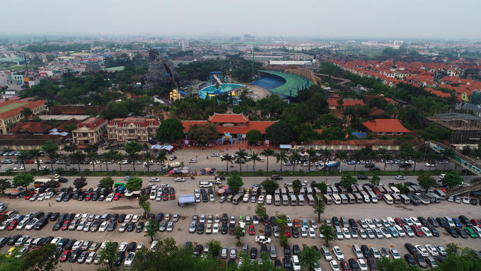 Bãi trông giữ ôtô và xe máy đều kín đặc. Nhiều người đến không có chỗ phải ra về.