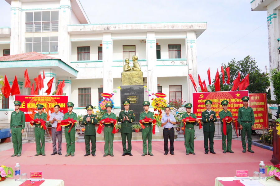 Đại biểu và cán bộ, chiến sĩ Hải đội Biên phòng 2 thực hiện nghi thức cắt băng khánh thành Tượng đài “Bác Hồ với chiến sĩ Biên phòng”.