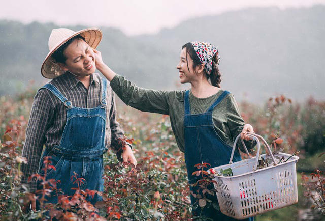 Nhưng dường như lời n&oacute;i đ&oacute; của Quốc Phong cũng chưa đủ để &lsquo;&rdquo;lay động&rdquo; tr&aacute;i tim c&ocirc; g&aacute;i xinh đẹp Phương Dung.