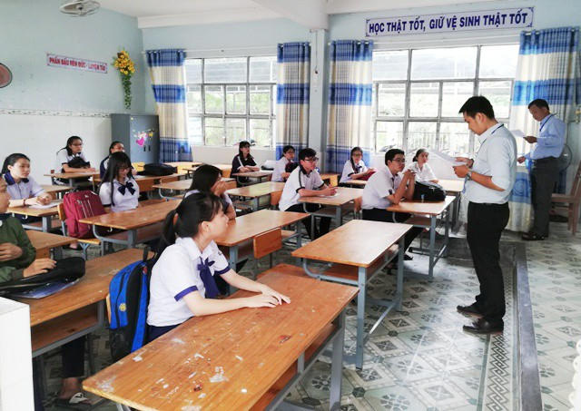 Cán bộ coi thi ở Bạc Liêu đang phổ biến một số quy chế thi tại buổi làm thủ tục dự thi chiều ngày 24/6. (Ảnh: Huỳnh Hải)