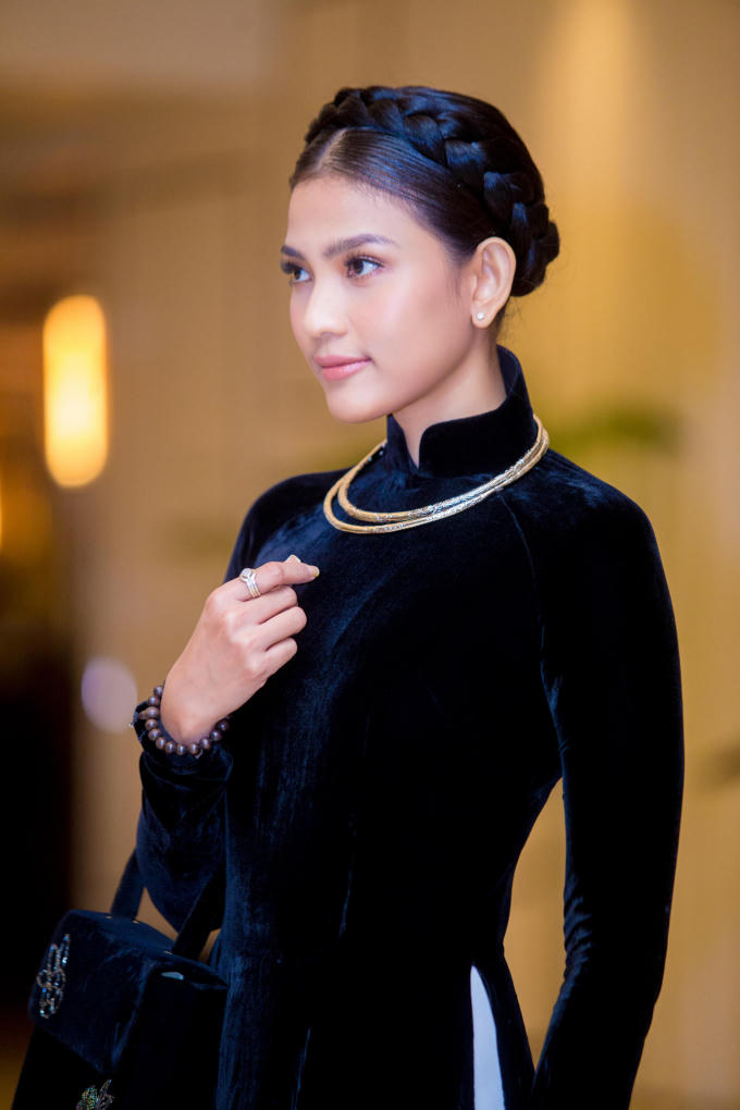 Trương Thị May diện &aacute;o d&agrave;i nhung đen diện kiến Đức Nhiếp ch&iacute;nh vương Nepal