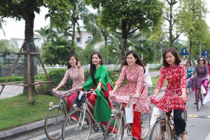  Hình ảnh chiếc xe đạp cổ bên cạnh những nàng thiếu nữ với tà áo dài cũng đã đi vào thơ ca, hội họa.