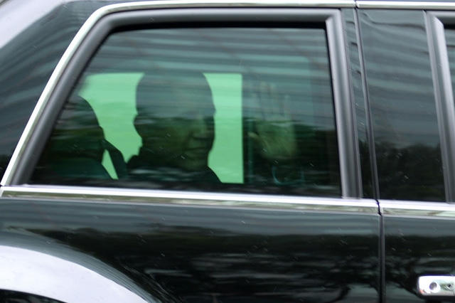 Tổng thống Obama vẫy tay chào người dân hai bên đường. (Ảnh: Dân trí)