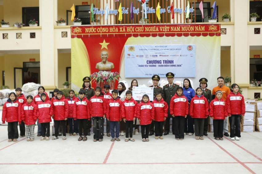 Đoàn công tác thăm, tặng quà cho các em học sinh Trường THCS Pả Vi, xã Mèo Vạc, tỉnh Tuyên Quang.
