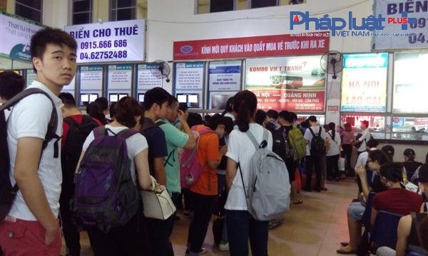 H&agrave; Nội: D&ograve;ng người &ugrave;n &ugrave;n &ldquo;rời đ&ocirc;&rdquo;, c&aacute;c cửa ng&otilde; &ugrave;n tắc