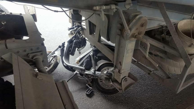 Chiếc xe đạp điện bị cuốn vào gầm xe bồn.