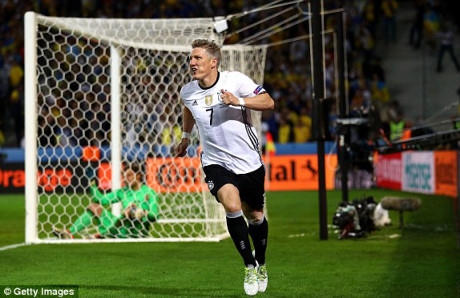 Bastian Schweinsteiger vào sân từ băng ghế dự bị và ghi bàn