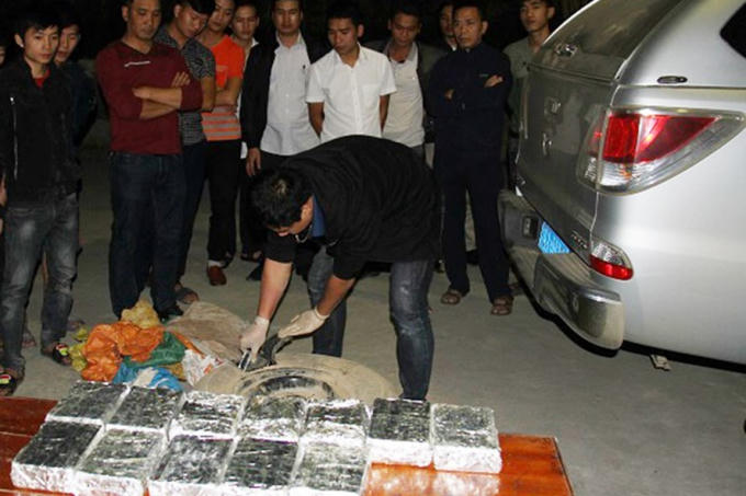 Công an tỉnh Lào Cai đã bắt đối tượng vận chuyển 40 bánh heroin bằng xe biển xanh giả. (Ảnh: báo Người lao động)