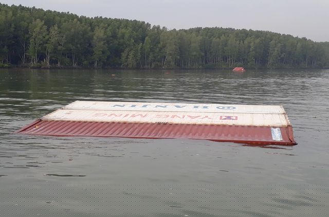 Các container bị rơi khỏi tàu, trôi dập dềnh trên sông