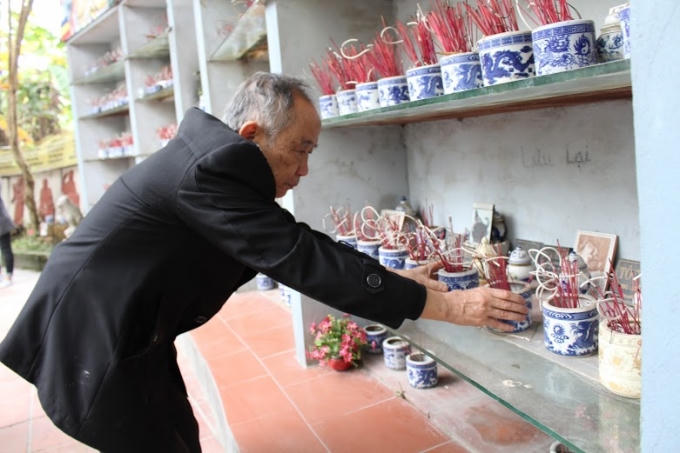Ngày ngày, ông sinh đều dành thời gian để chăm sóc nghĩa trang “tâm huyết” của mình