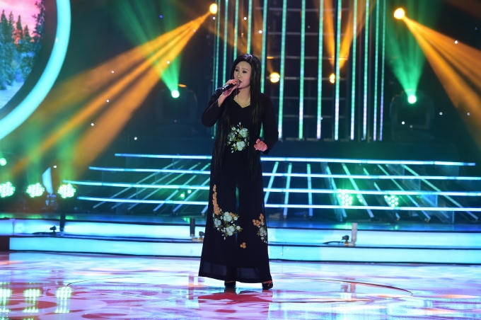 Tiết mục 2, Hà Thúy Anh hóa thân thành NSND Thu Hiền với Giữa Mạc Tư Khoa nghe.