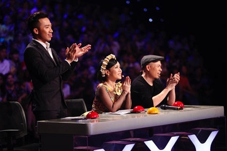 Bộ 3 gi&aacute;m khảo Vietnam's got talent đi&ecirc;u đứng với cậu b&eacute; đ&aacute;nh trống 9 tuổi
