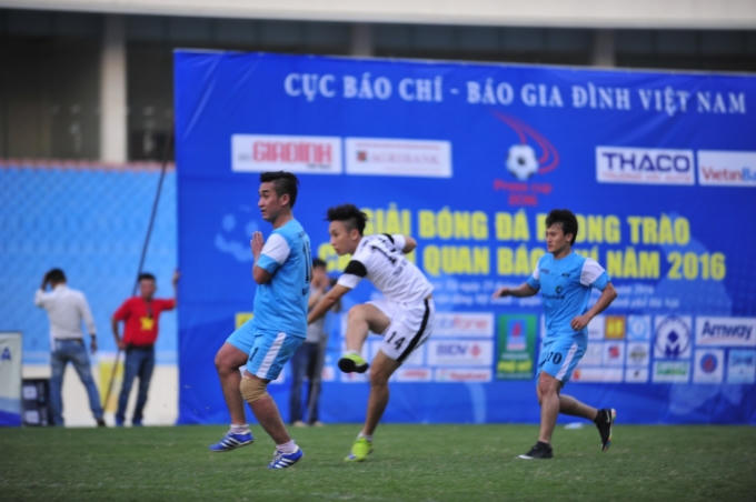 Các cầu thủ thi đấu hết mình.