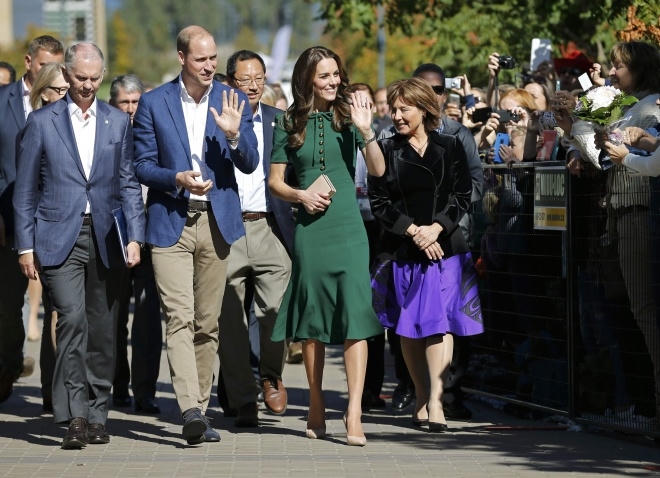 Một bộ c&aacute;nh kh&aacute;c của c&ocirc;ng nương Anh được c&aacute;c chuy&ecirc;n gia thời trang đ&aacute;nh gi&aacute; cao l&agrave; chiếc v&aacute;y m&agrave;u xanh cổ vịt nữ t&iacute;nh, c&oacute; h&agrave;ng c&uacute;c v&agrave;ng ở ngực. Đ&acirc;y l&agrave; một thiết kế trong bộ sưu tập thu đ&ocirc;ng 2016 của Dolce &amp;amp;amp; Gabbana trị gi&aacute; gần 2.600 USD.&nbsp;(Ảnh: Reuters)